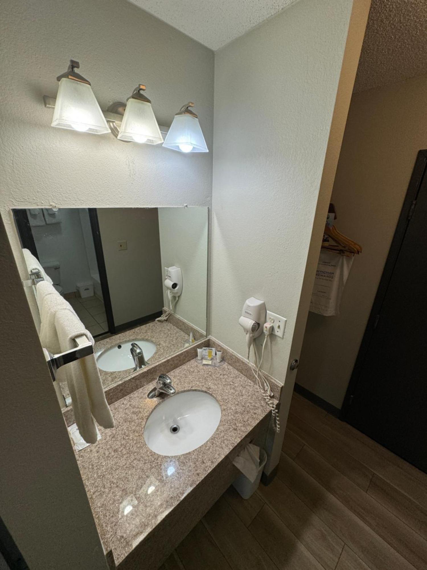 Days Inn By Wyndham Salina I-70 Zewnętrze zdjęcie