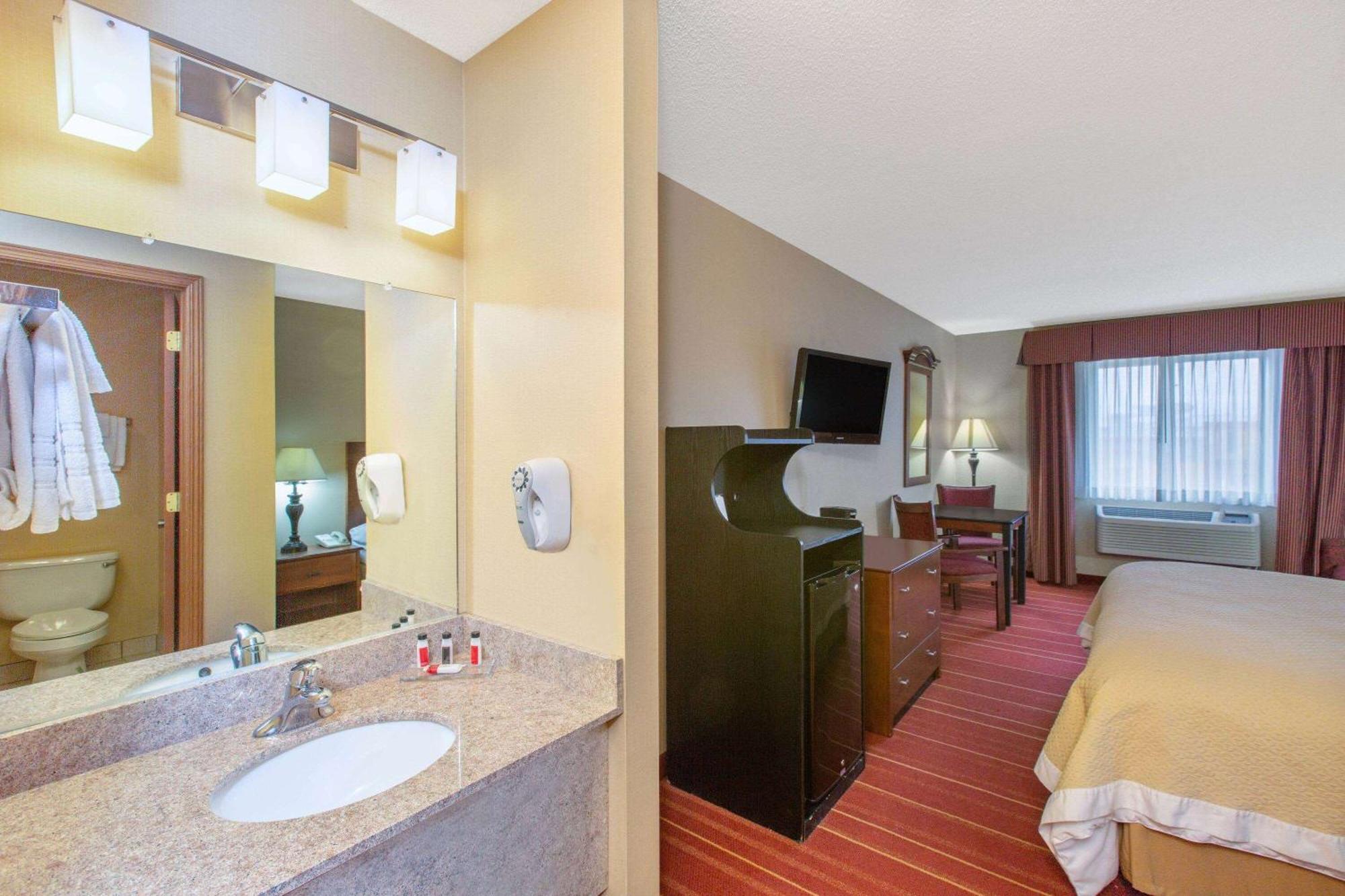 Days Inn By Wyndham Salina I-70 Zewnętrze zdjęcie